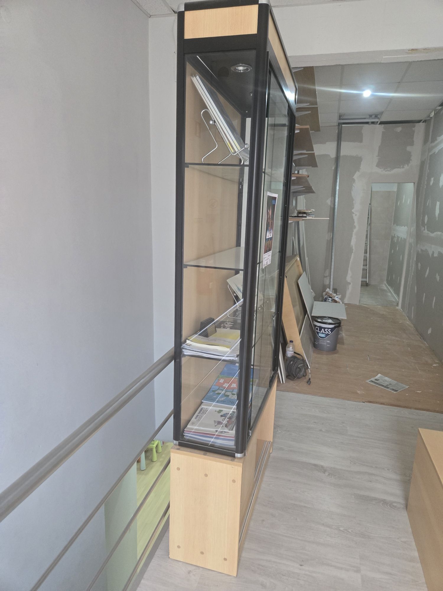 Vitrine com móvel de apoio