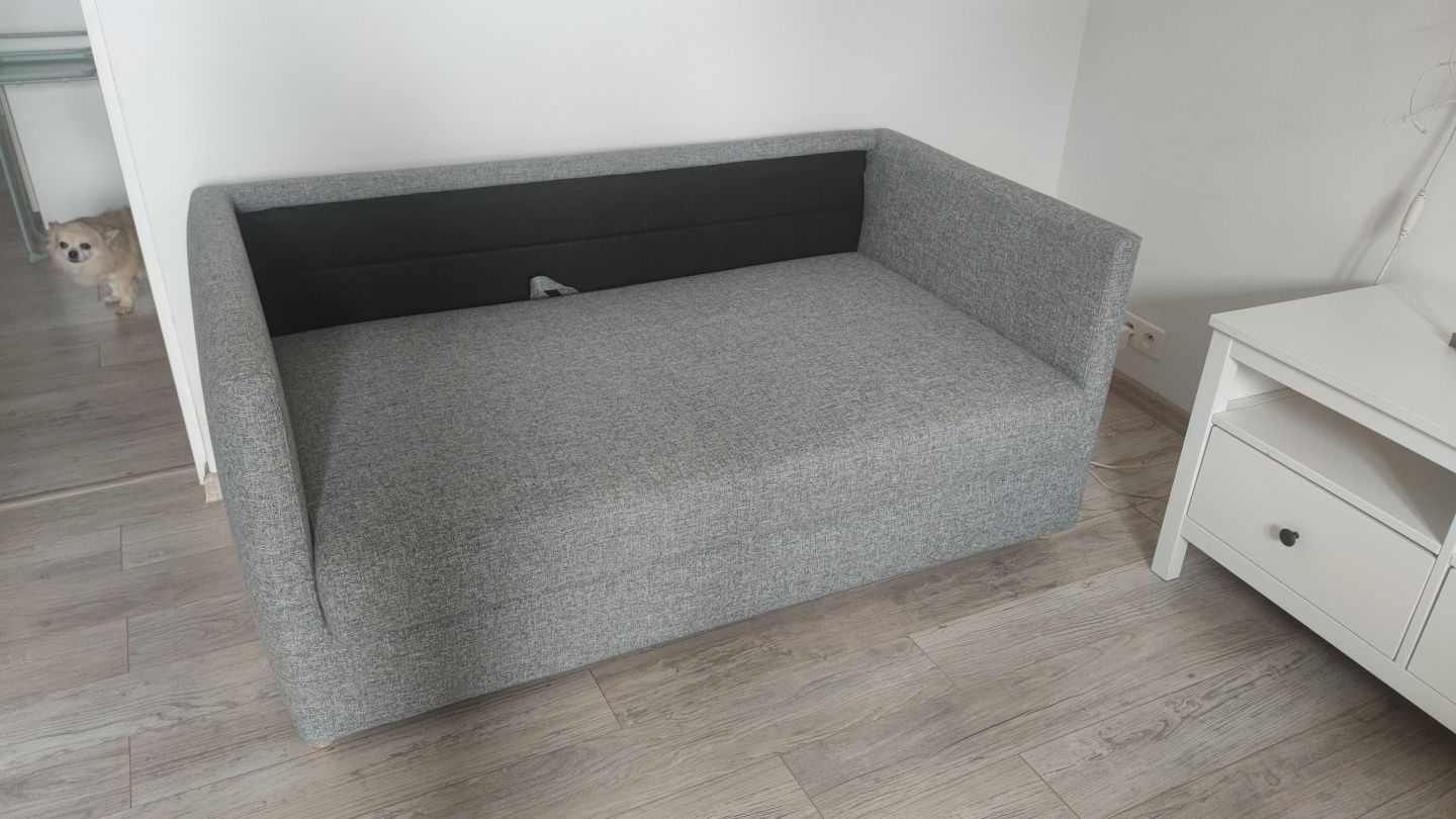 Mała sofa rozkładana szara