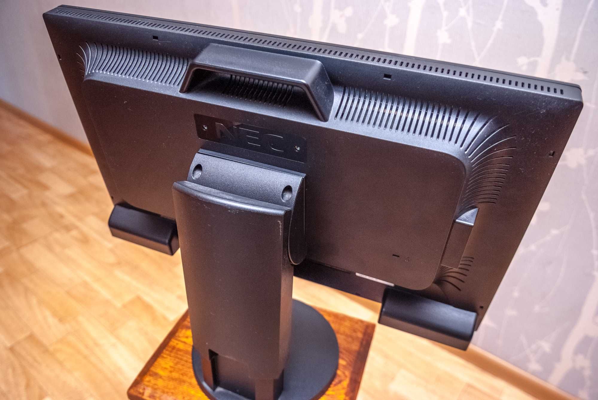 дизайнерский монитор 23" на IPS-матрице NEC MultiSync EA231WMi