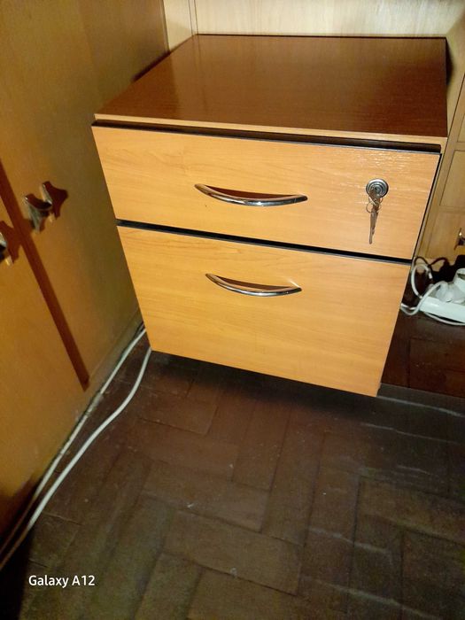 Bloco de gavetas para apoio a secretária