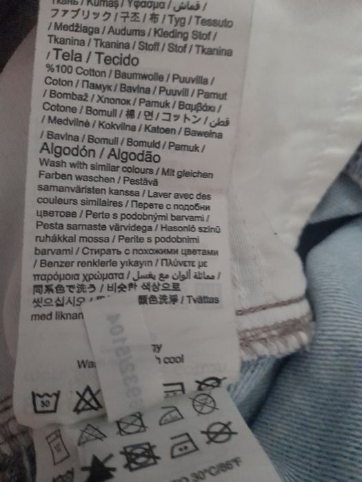 Spodnie dżinsowe z rozdarciami