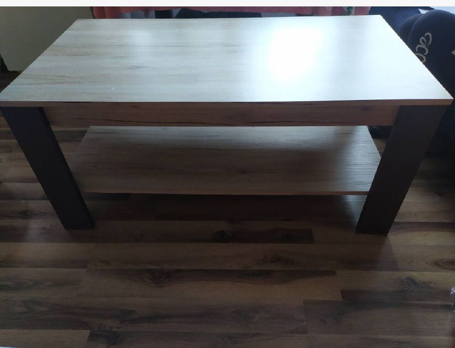 Stolik z półką u dołu.