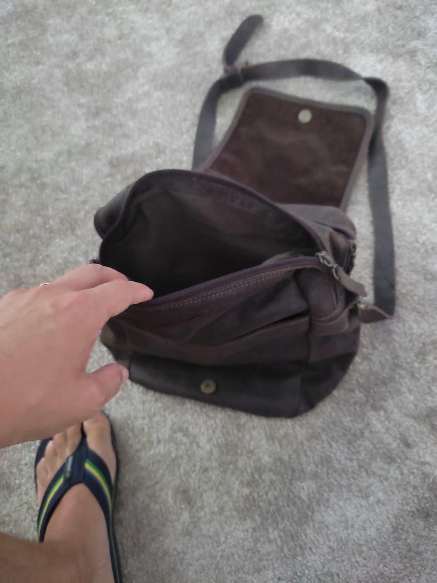 Bolsa tiracolo unisexo em pele