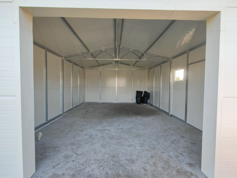 Garaż z płyty warstwowej