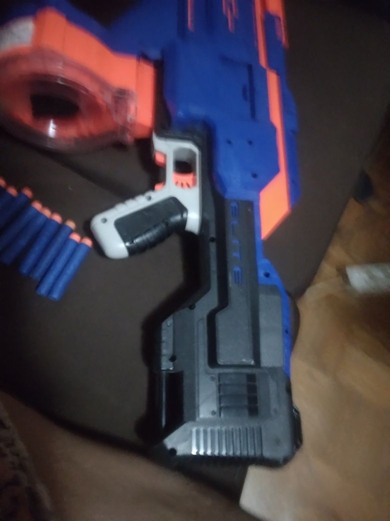 Vendo arma Nerfe com 10 balas de esponja