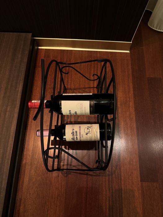 Stojak na 6 butelek wina metalowy czarny