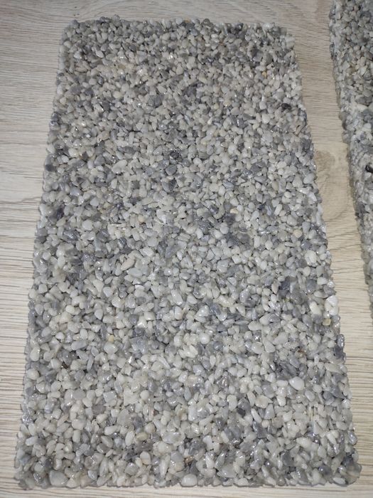 Podkładki, podstawki z kamieni i żywicy.