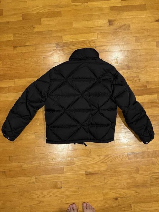 Casaco Prada Re-Nylon para homem com enchimento de penas, novo em folh