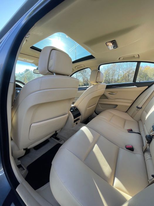 Автомобіль BMW 5 2012 року