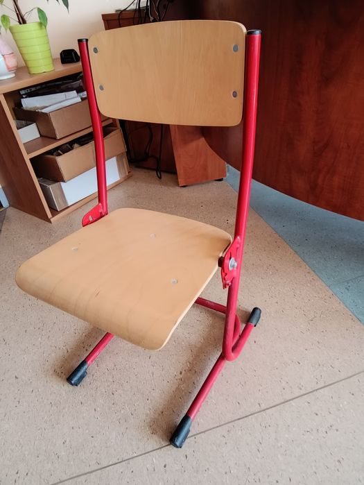 Niskie krzesełko dziecięce drewniane krzesło