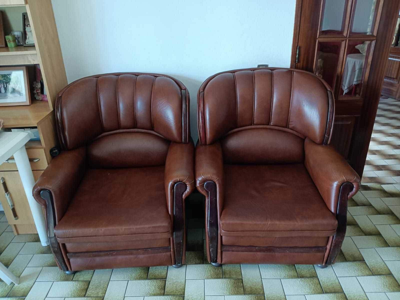 Sofá cama 3 lugares + 2 poltronas em pele = 300€