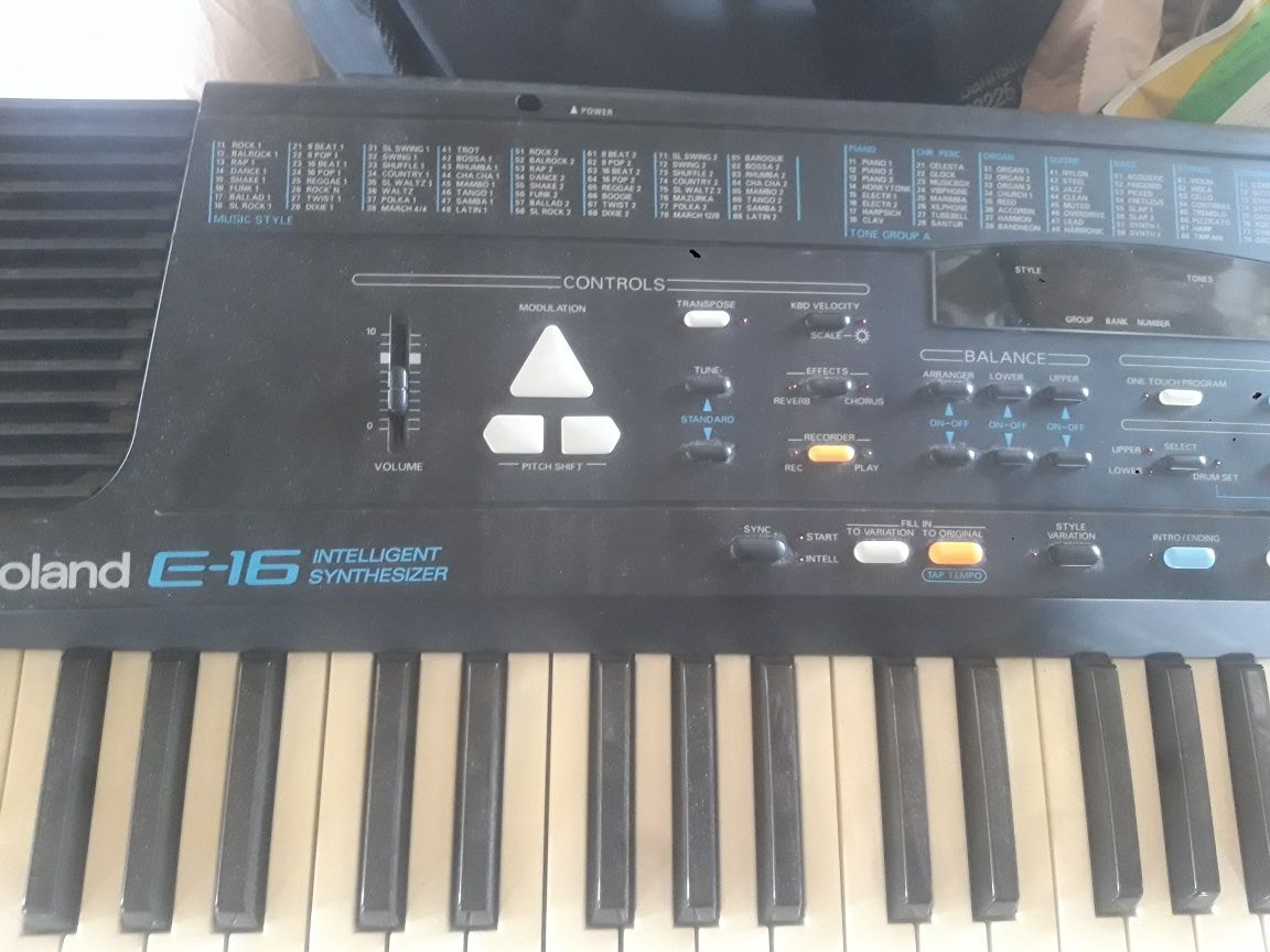 Keybord Roland E 16