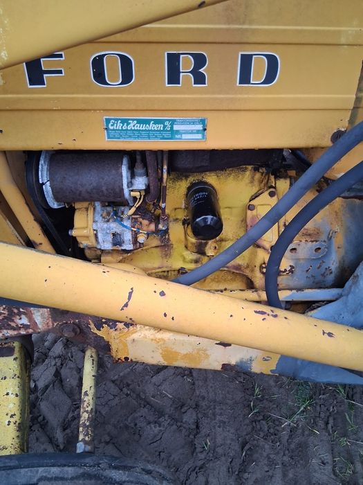 Koparko-Ładowarka Ford 19-501 uszkodzona