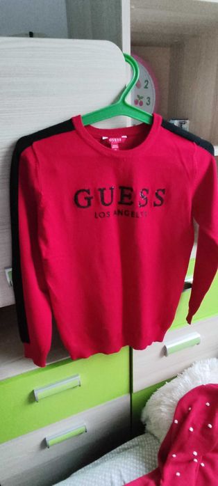 Sweter czerwonego koloru firmy Guesss