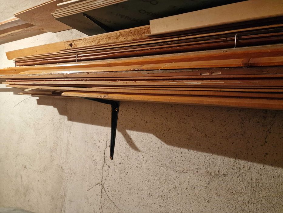 Resztki boazerii z demontażu