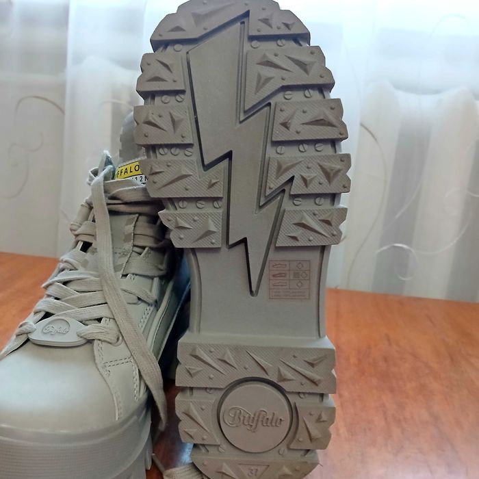 Нове жіноче взуття