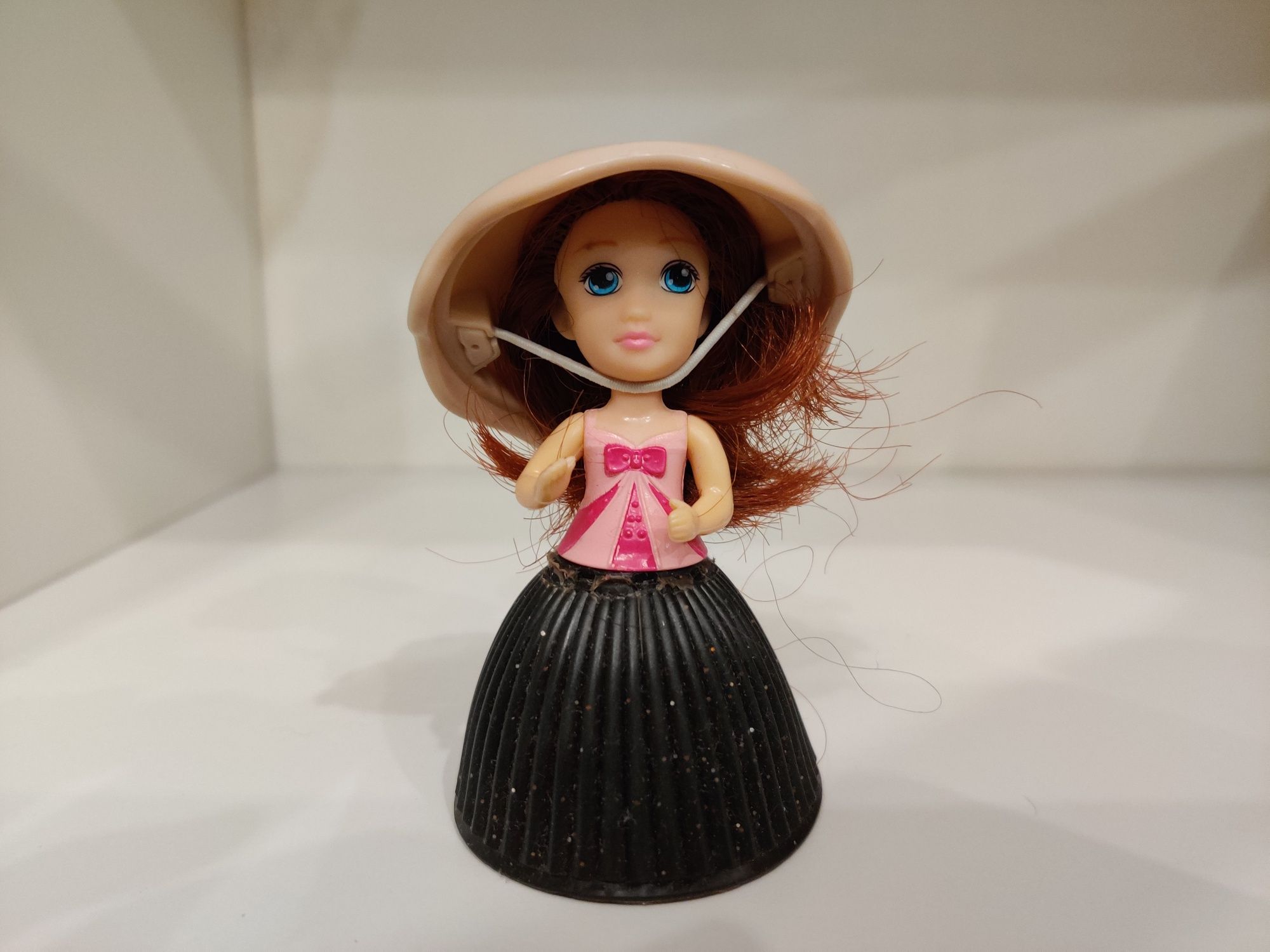 Laleczka babeczka Carmella z Mini Cupcake Surprise Emco 8 cm
