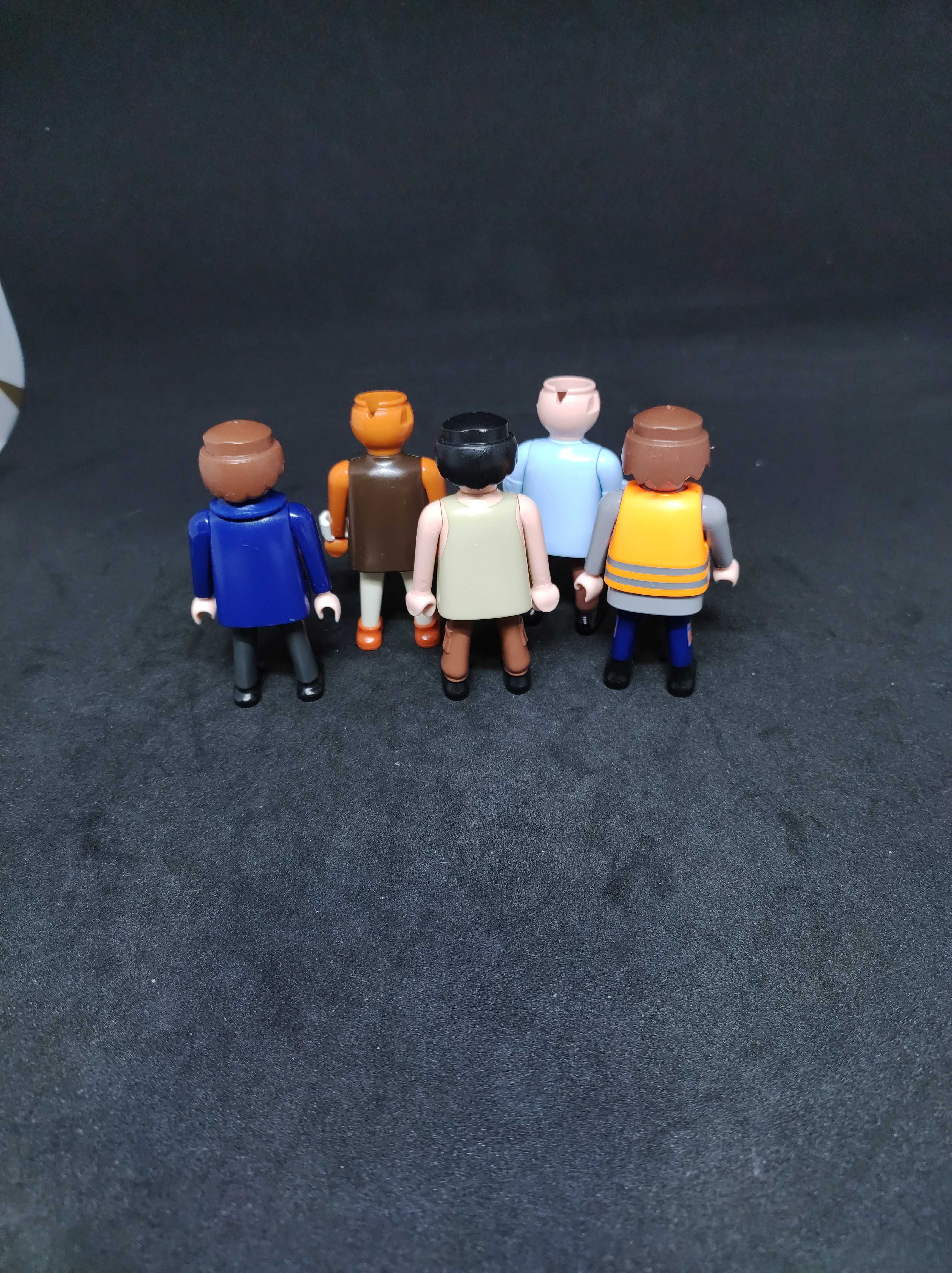 Фигурки человечки из игровых наборов Playmobil.