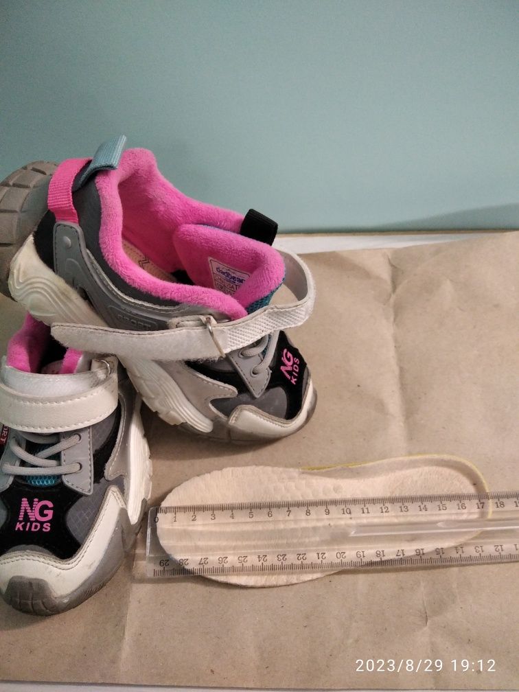 Дитячі кросівки для дівчаток 3-5 років.