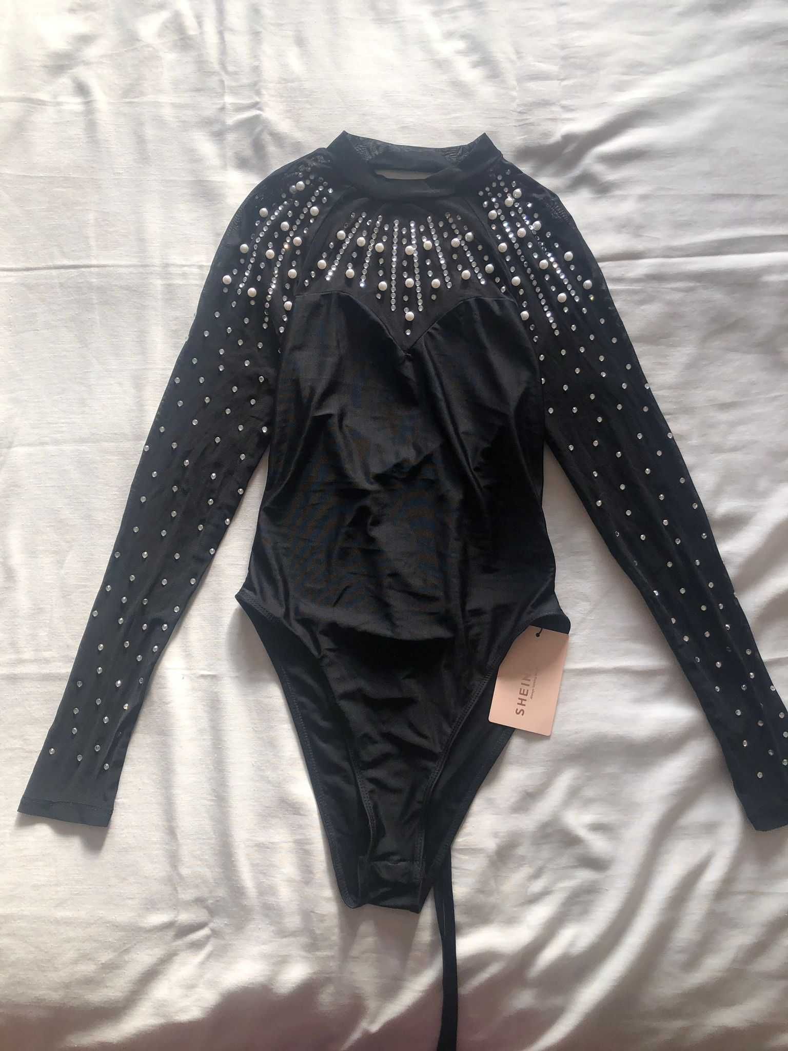 Body preto brilhantes e pérolas