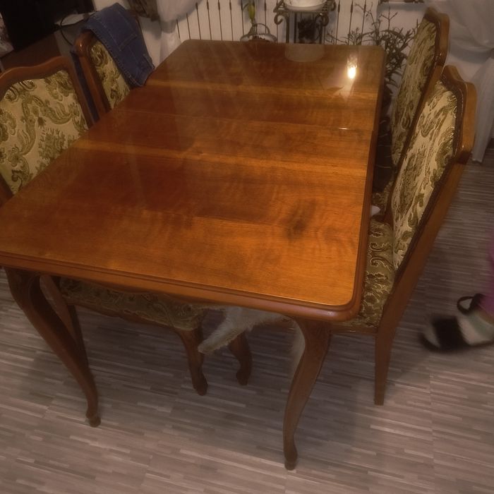 Sofa z fotelami stół i krzesła