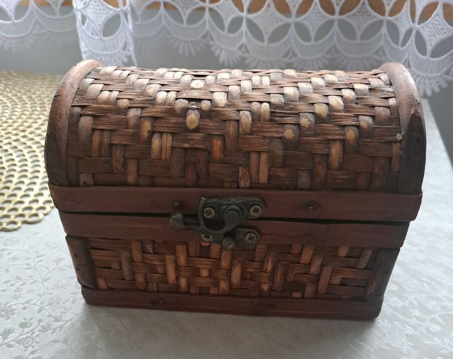 *Skrzyneczka na drobiazgi.