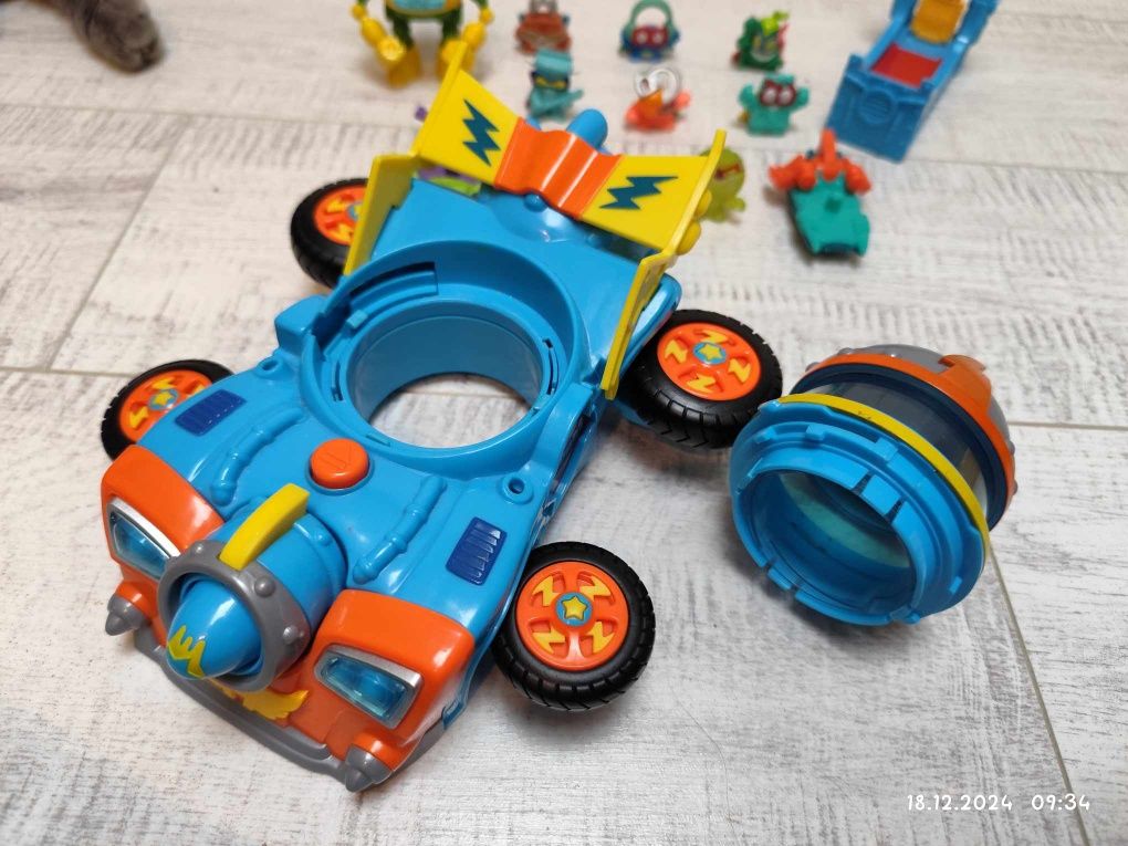 Zestaw super zings things pojazd kazoom racer samochód figurki dodatki