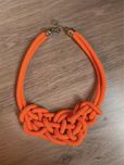 Colar laranja fluorescente.