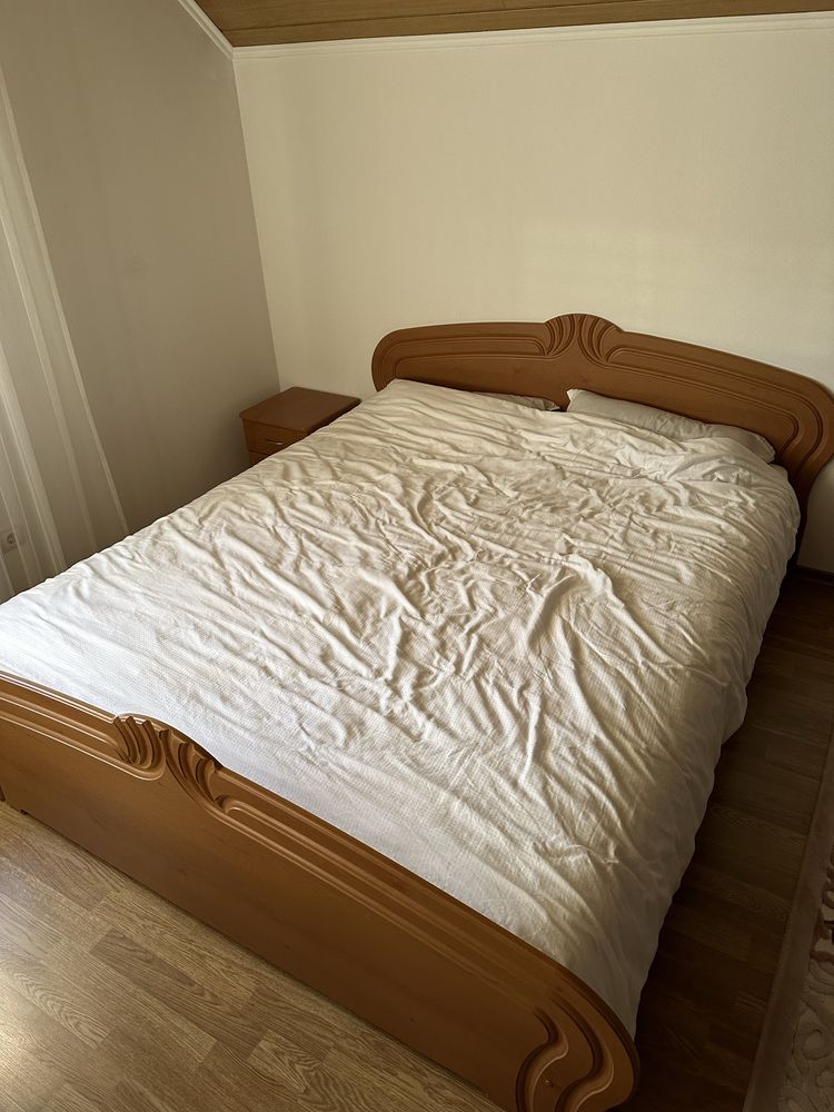 Спальна кімната ліжко шафа комод