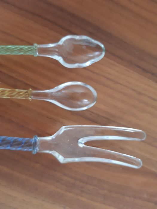 Talheres em vidro antigo