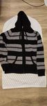 Sweter w paski z kapturem