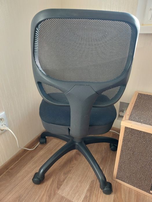 чорне офісне крісло з ручками / стілець на колесах / офисное кресло