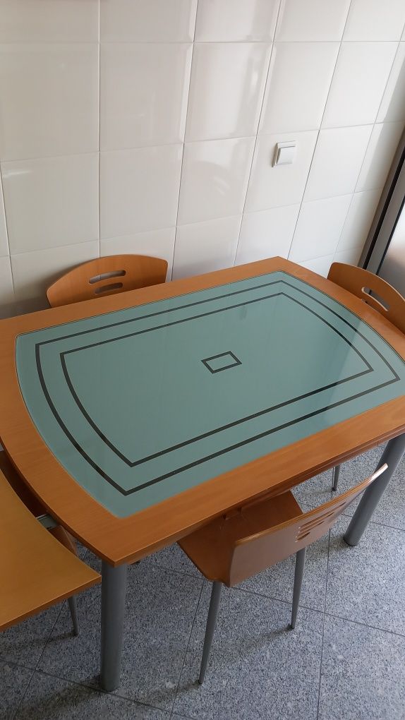 Mesa com 4 Cadeiras
