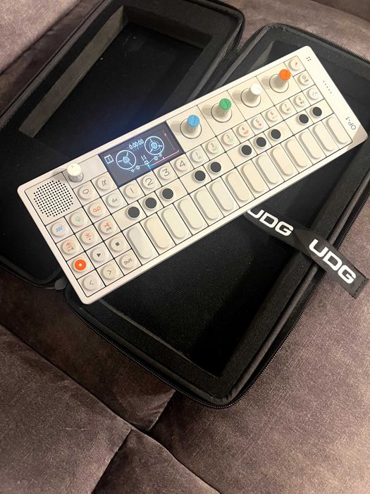 Teenage Engineering OP-1 synth zestaw