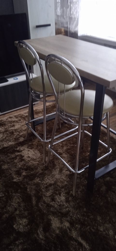 Stół , wyspa , z krzesłami hokerami