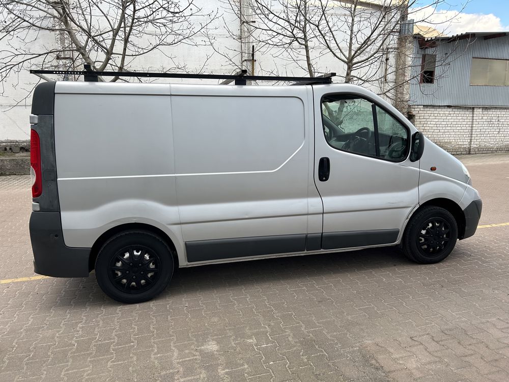 Opel Vivaro 2008 2л дизель праве кермо в Україні