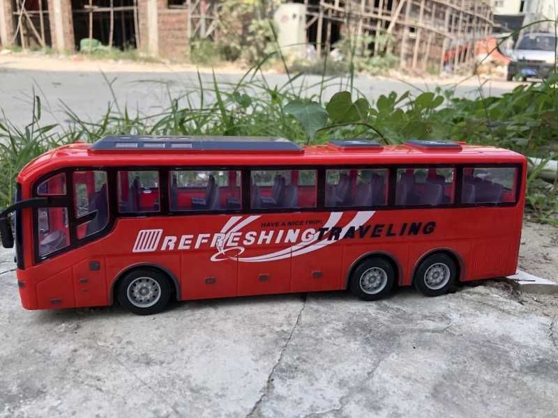 Turystyczny duży zdalnie sterowany autobus czerwony na baterie