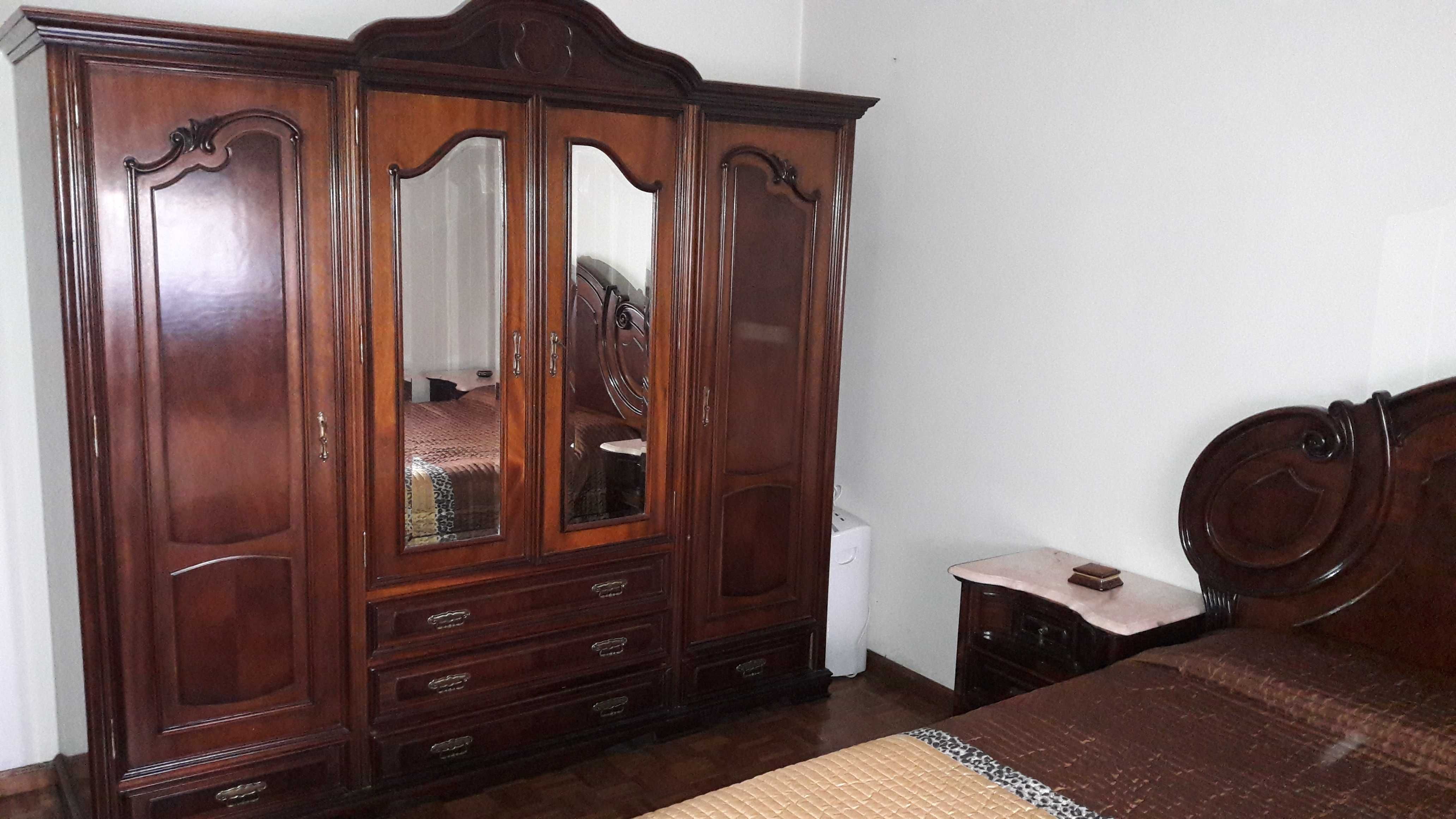 Mobília de quarto em nogueira, completa como nova.