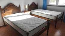Cama individual e mesa de cabeceiraem madeira maçica