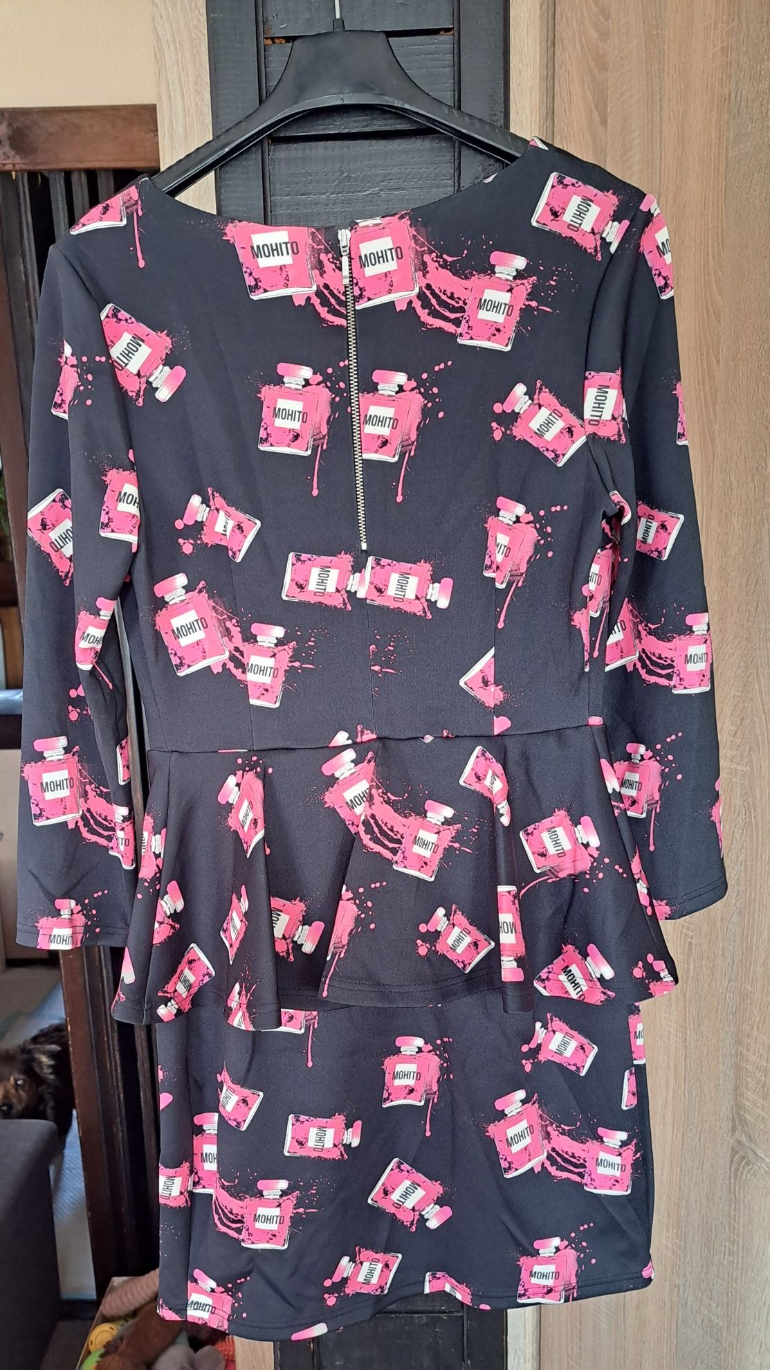 Sukienka czarna Mohito w perfumy