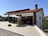Moradia T5, dividida em 2 apartamentos T3+T2 garagem e terreno...