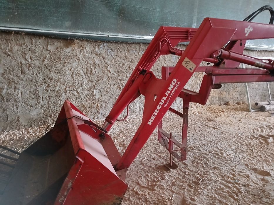 Carregador frontal pouco usado