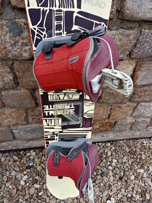 Deska snowboardowa Head Tribute R 144 cm z wiązaniami Flow.