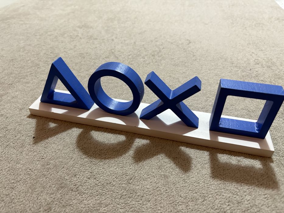 Simbolo Playstation em madeira