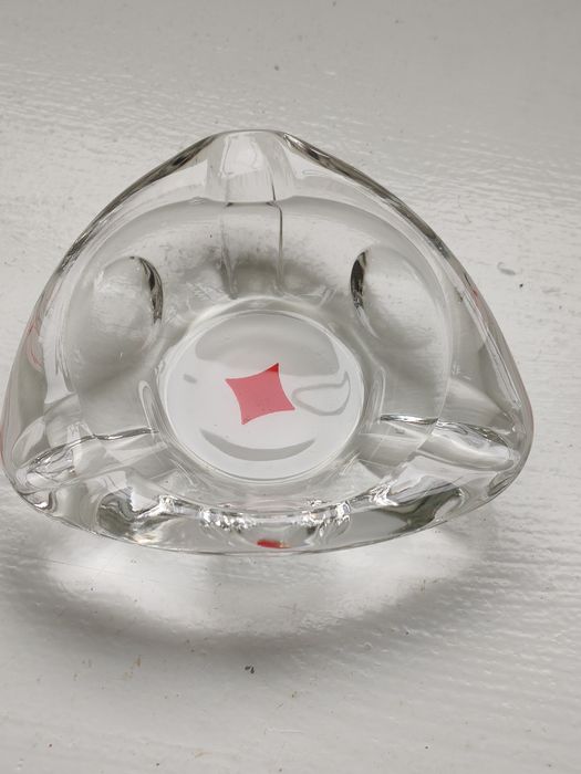 Szklane popielniczki.