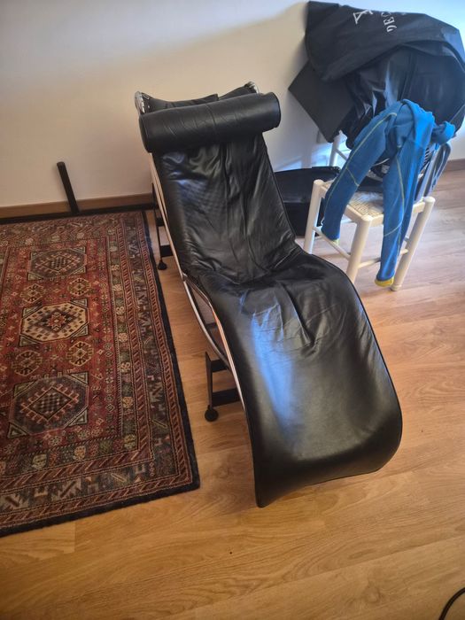Chaise Long Le Corbusier em pele preta