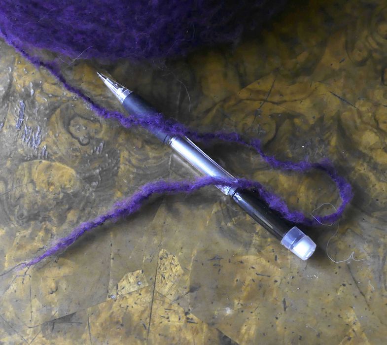 Gruba, lekko elastyczna włóczka w kolorze ciemny fiolet, ok. 1,8 kg!