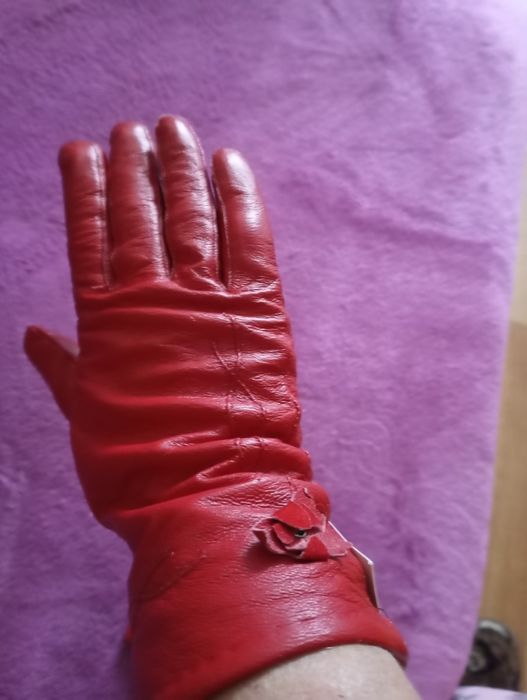 Продам женские,новые, кожаные перчатки.