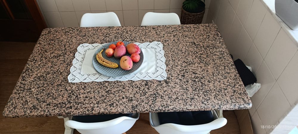 Mesa de cozinha com tampo em pedra mármore. Sem cadeiras.