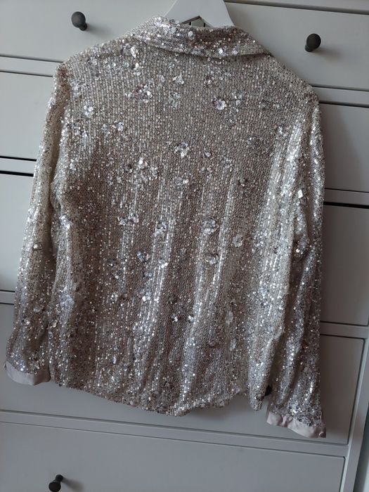 Koszula cekinowana na guziki z kołnierzykiem.